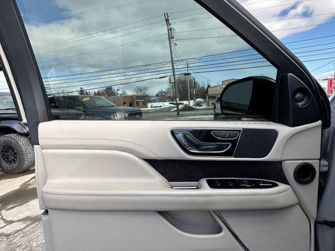Used 2019 Lincoln Navigator Premiere AWD/4WD image 11