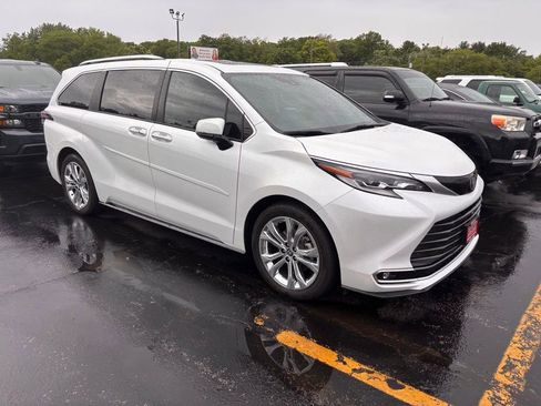 Used 2022 Toyota Sienna Platinum FWD image 4