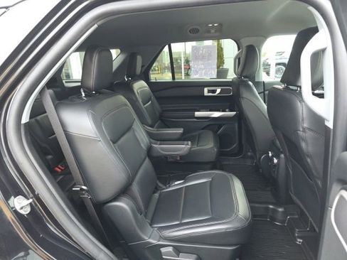 Used 2021 Ford Explorer XLT w/ Equipment Group 202A AWD/4WD image 19