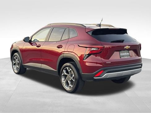 Used 2025 Chevrolet Trax LT w/ LT Convenience Package image 8