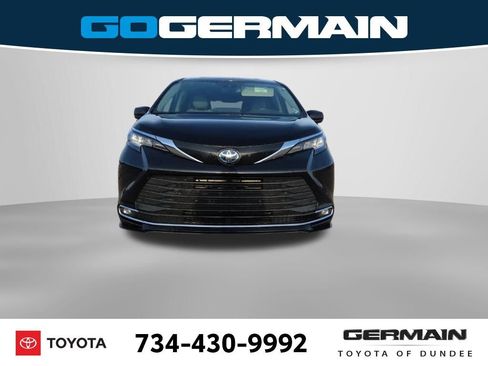 Used 2022 Toyota Sienna XLE image 3