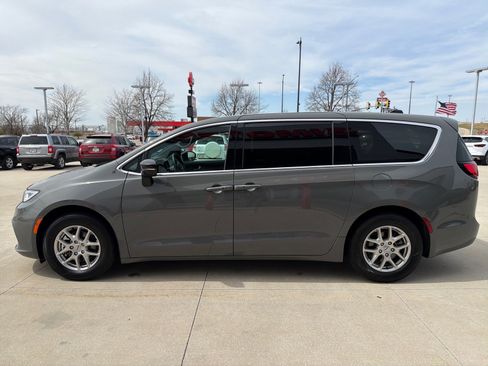 Used 2025 Chrysler Pacifica Select image 5