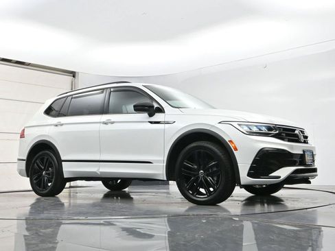 Certified 2022 Volkswagen Tiguan SE R-Line AWD/4WD image 34