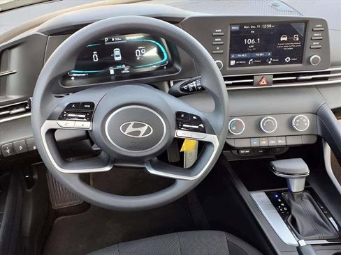 Certified 2025 Hyundai Elantra SE image 12