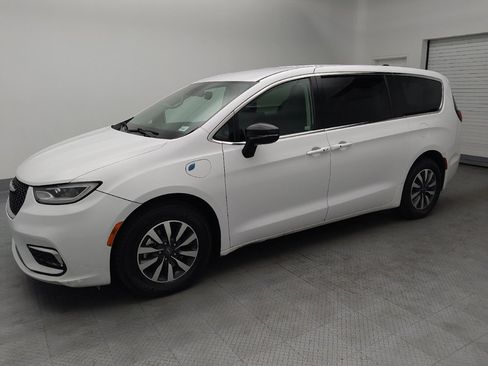 Used 2024 Chrysler Pacifica Limited FWD image 2