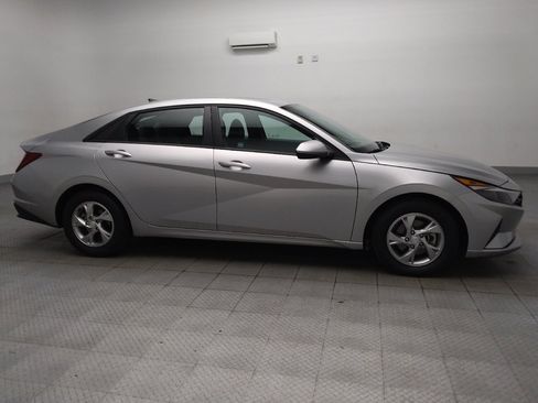 Used 2021 Hyundai Elantra SE FWD image 11