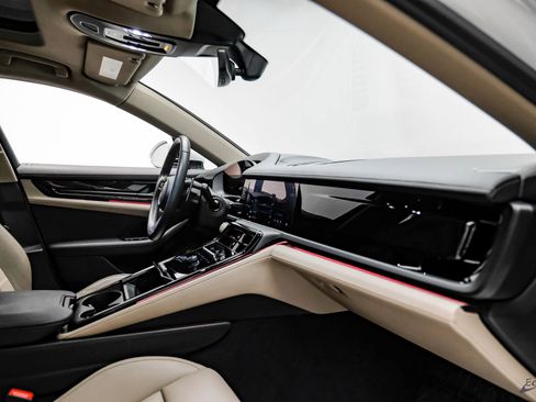 Used 2025 Porsche Panamera w/ Premium Package image 44