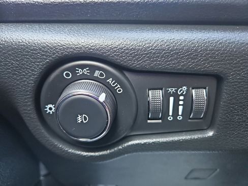 Used 2025 Chrysler Pacifica Select image 16