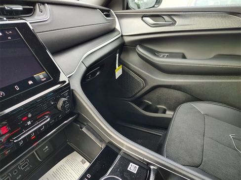 New 2025 Jeep Grand Cherokee L Altitude image 29