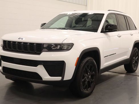 New 2026 Jeep Grand Cherokee Altitude AWD/4WD image 6