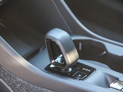 Certified 2025 Volvo XC40 B5 Core w/ Protection Package Premier image 22