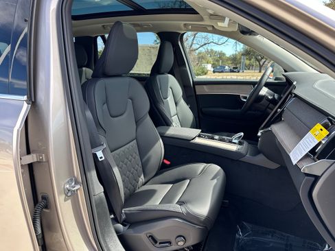 Used 2025 Volvo XC90 B6 Core w/ Protection Package Premier image 8