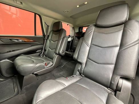 Used 2017 Cadillac Escalade Luxury AWD/4WD image 12