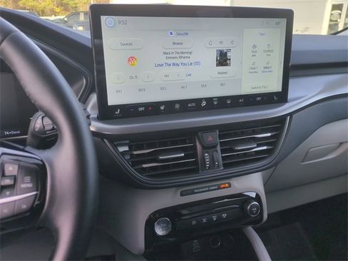 Used 2025 Ford Escape SE w/ Class II Trailer Tow Package image 24