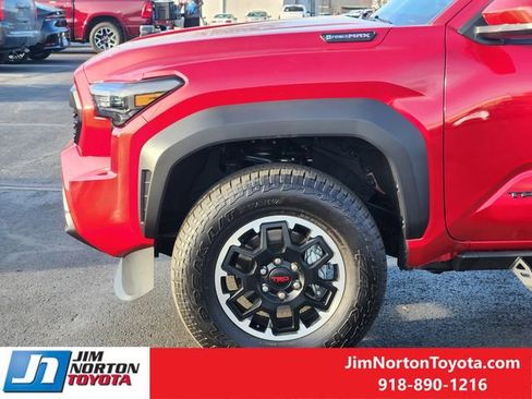 Used 2025 Toyota Tacoma TRD Off-Road image 9
