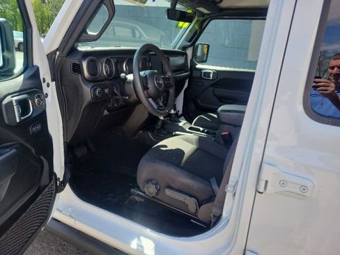 Used 2023 Jeep Gladiator Sport AWD/4WD image 10