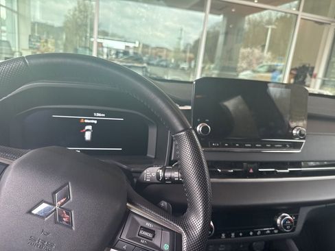 Used 2024 Mitsubishi Outlander SE image 3