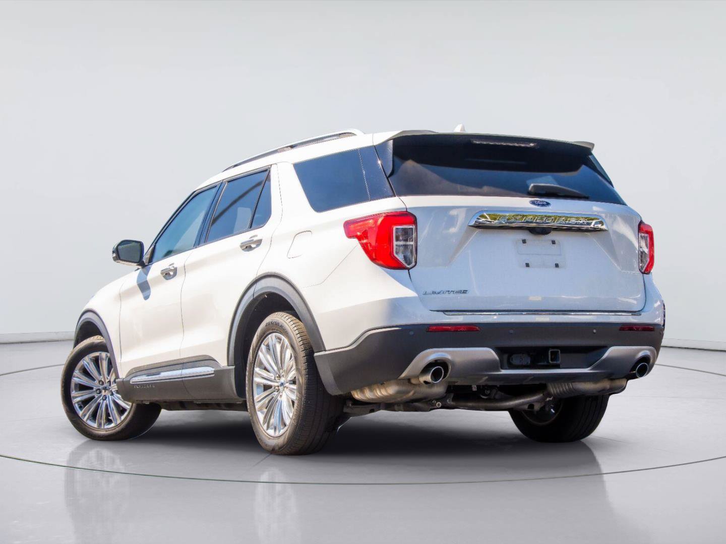 Used 2023 Ford Explorer Limited w/ Limited Technology Package RWD image 4