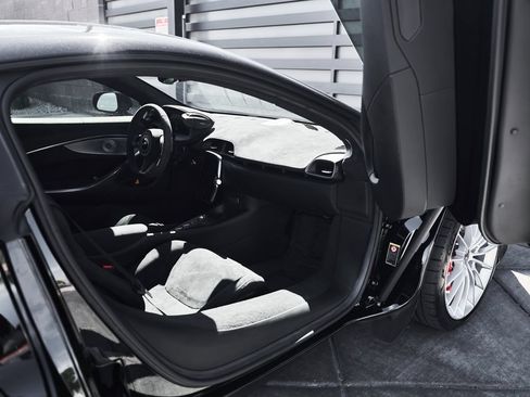 Used 2024 McLaren Artura RWD image 22