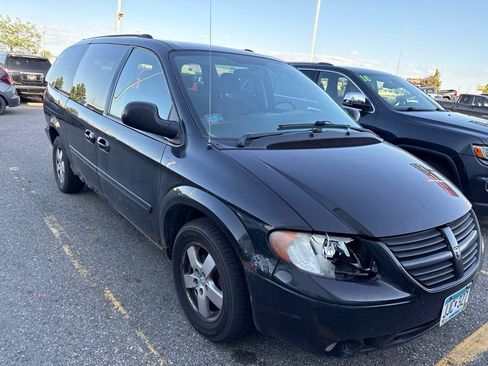 Used 2005 Dodge Grand Caravan SXT FWD image 2