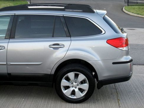 Used 2011 Subaru Outback 2.5i Premium AWD/4WD image 8