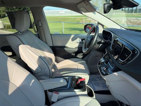 Used 2018 Chrysler Pacifica Limited w/ Advanced Safetytec Group FWD image 31