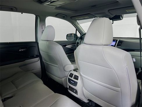 Used 2017 Honda Pilot Touring image 9