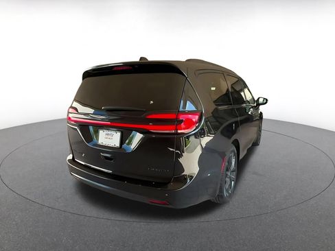Used 2025 Chrysler Pacifica Limited FWD image 14