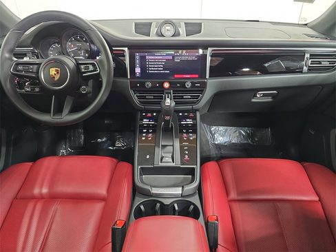 Certified 2025 Porsche Macan image 13