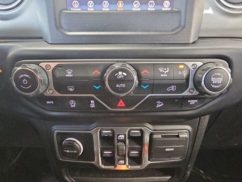 Used 2020 Jeep Wrangler Unlimited Sahara image 21