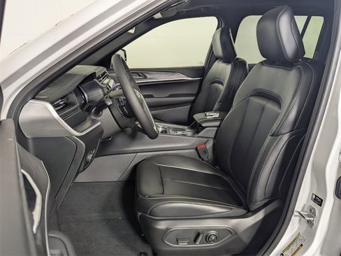 New 2025 Jeep Grand Cherokee Limited image 12