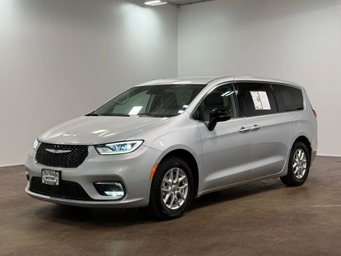 Used 2024 Chrysler Pacifica Touring-L image 28