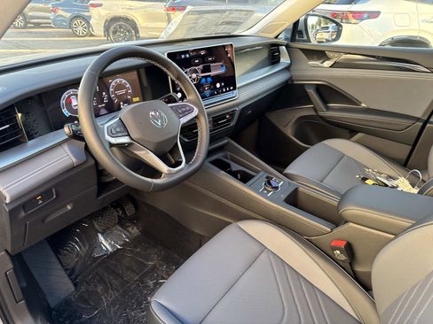 New 2026 Volkswagen Tiguan SE image 12