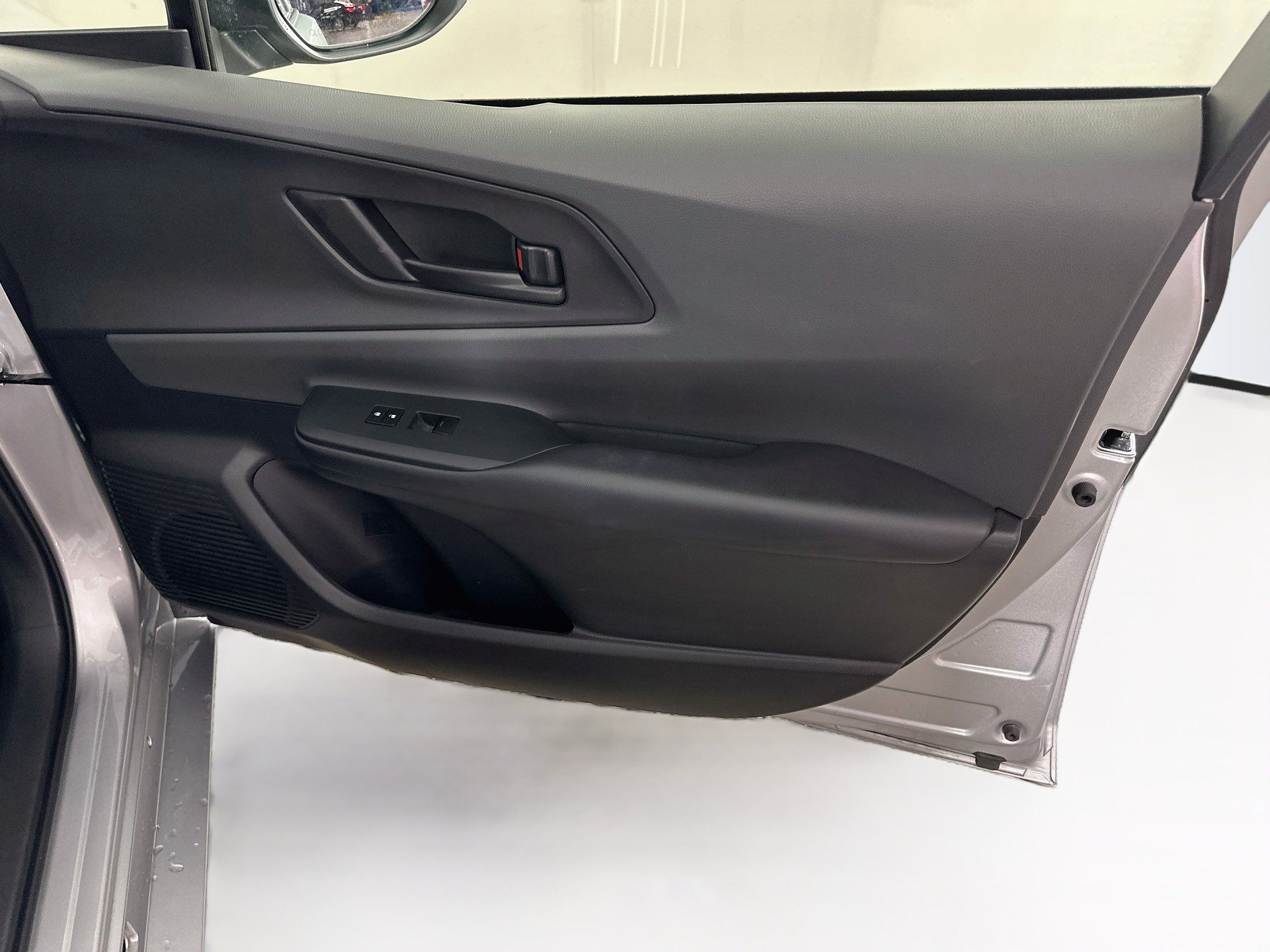 Used 2025 Toyota Prius LE FWD image 32