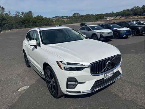 Used 2022 Volvo XC60 B5 Inscription w/ Advanced Package FWD image 3