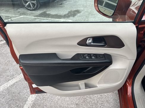 Used 2018 Chrysler Pacifica Touring-L Plus image 23