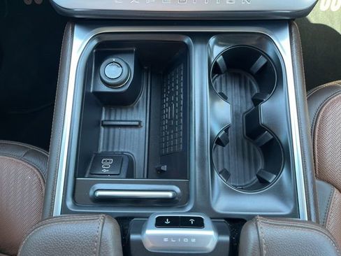 Used 2025 Ford Expedition King Ranch image 28