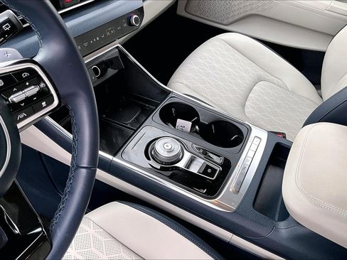 Used 2026 Kia Carnival EX image 15