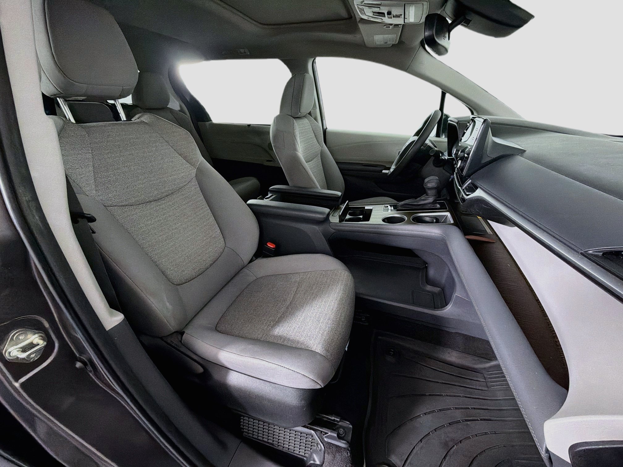 Used 2022 Toyota Sienna LE w/ LE Plus Package FWD image 31