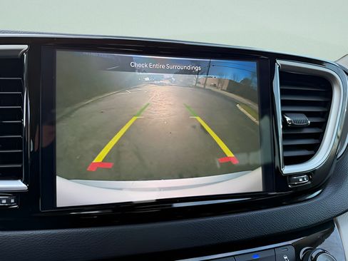 Used 2024 Chrysler Pacifica Touring-L FWD image 11