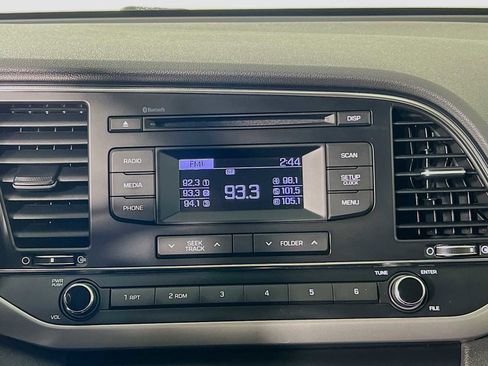 Used 2018 Hyundai Elantra SE image 13