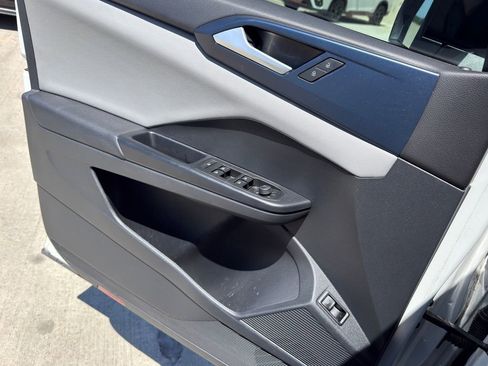 Used 2023 Volkswagen Taos SE w/ Panoramic Sunroof Package FWD image 22