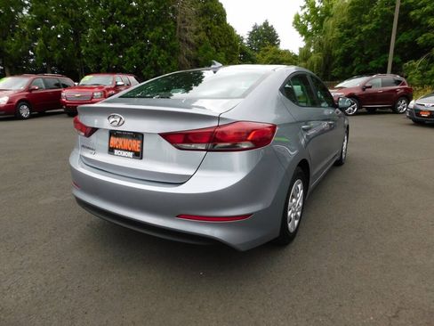 Used 2017 Hyundai Elantra SE FWD image 2