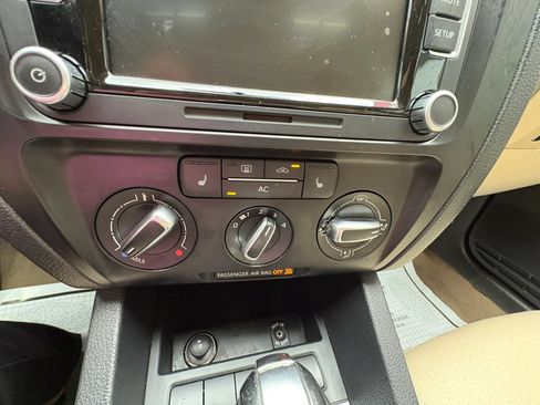 Used 2011 Volkswagen Jetta SE FWD image 33