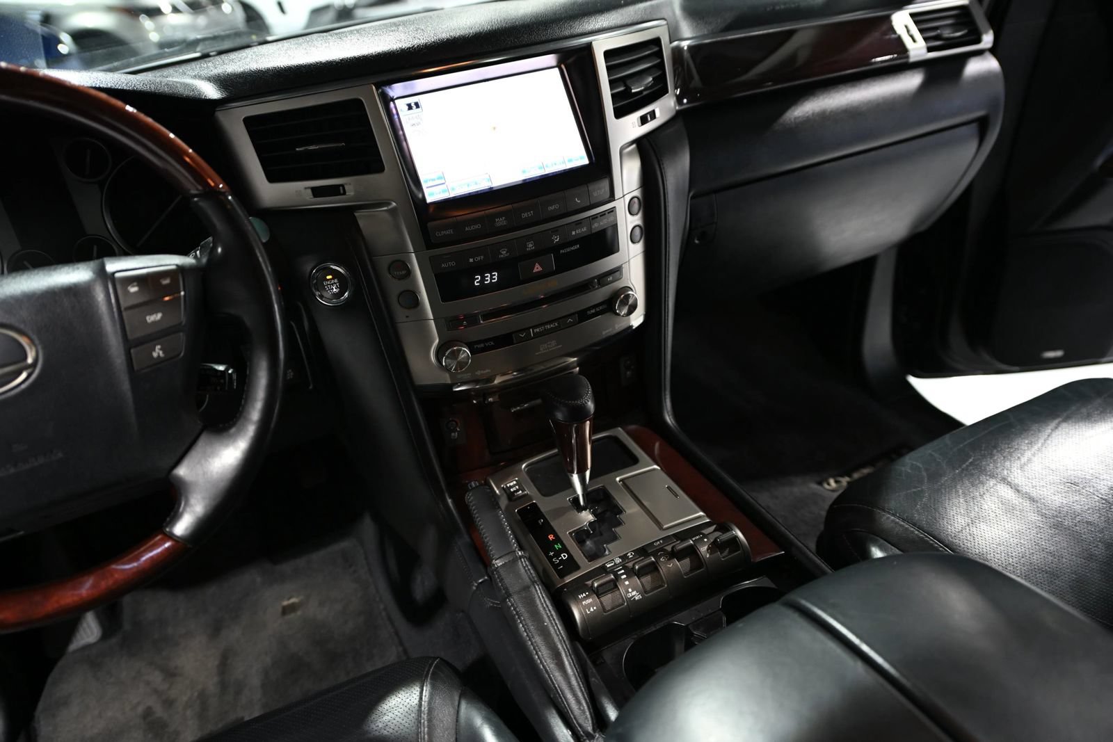 Used 2013 Lexus LX 570 4WD w/ Luxury Pkg image 13