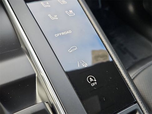 Certified 2025 Porsche Macan image 19