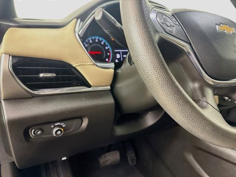 Used 2023 Chevrolet Traverse LS FWD image 12