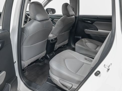 Used 2022 Toyota Highlander XLE image 26