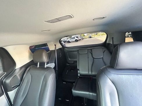 Used 2024 Kia Carnival EX FWD image 7