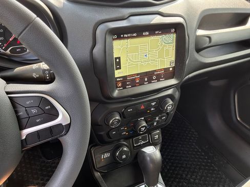 Used 2023 Jeep Renegade Latitude AWD/4WD image 21
